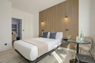 Cama o camas de una habitación en Dobo Madrid Lucero