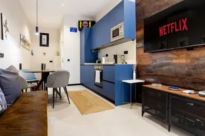 Una televisión o centro de entretenimiento en New & Cozy in Chamberi Malasaña