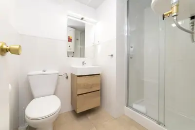 Un baño de Regency VII - Ferga Suites