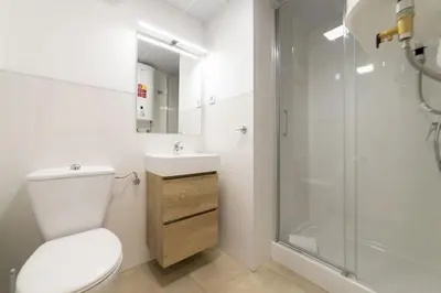 Un baño de Regency VII - Ferga Suites
