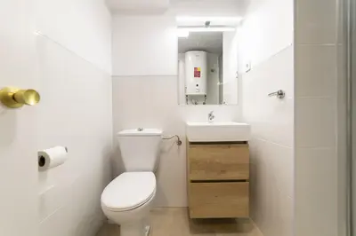 Un baño de Regency VII - Ferga Suites