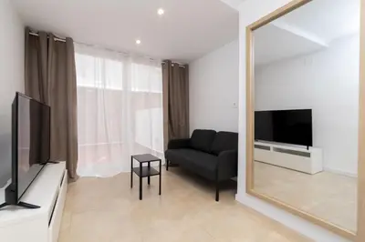 Una televisión o centro de entretenimiento en Regency VII - Ferga Suites