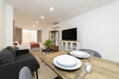 Una televisión o centro de entretenimiento en Regency VIII - Ferga Suites