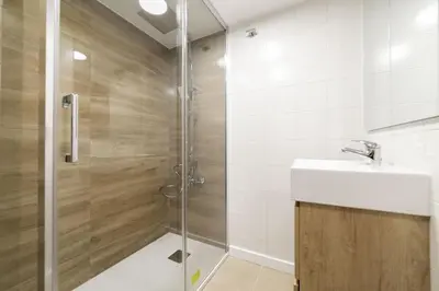 Un baño de Regency VIII - Ferga Suites