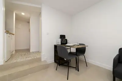 Una televisión o centro de entretenimiento en Regency VIII - Ferga Suites