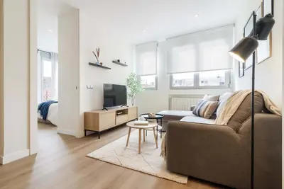 Una televisión o centro de entretenimiento en Remarkable 1BR with lovely decor in Chueca