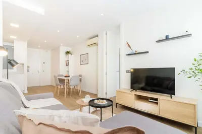 Una televisión o centro de entretenimiento en Remarkable 1BR with lovely decor in Chueca