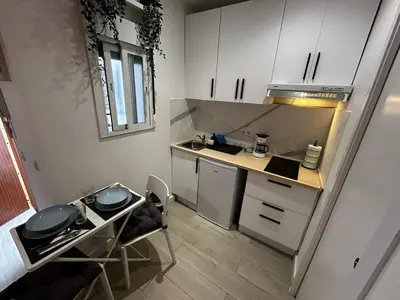 Una cocina o zona de cocina en Hermoso apartamento estudio en el centro de Madrid