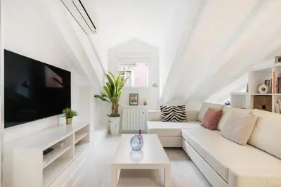 Una televisión o centro de entretenimiento en Charming Apartment in Heart of Madrid