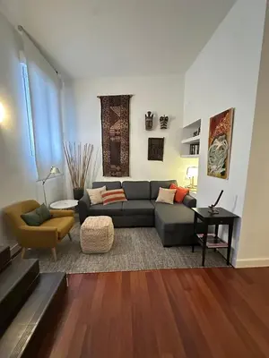 Zona de estar de Stylish & Cozy 1BR Steps from Royal Palace | By Airnest