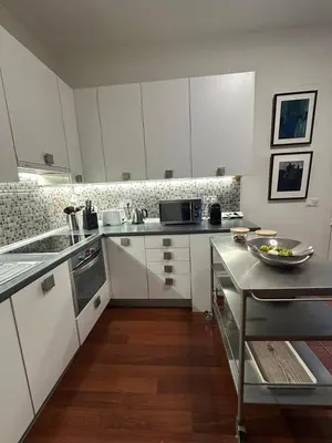 Una cocina o zona de cocina en Stylish & Cozy 1BR Steps from Royal Palace | By Airnest