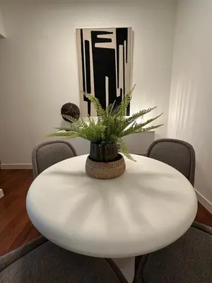 Zona de estar de Stylish & Cozy 1BR Steps from Royal Palace | By Airnest