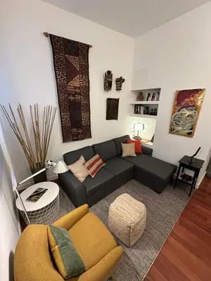 Zona de estar de Stylish & Cozy 1BR Steps from Royal Palace | By Airnest