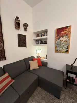 Zona de estar de Stylish & Cozy 1BR Steps from Royal Palace | By Airnest