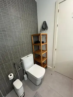 Un baño de Stylish & Cozy 1BR Steps from Royal Palace | By Airnest