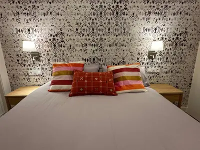 Cama o camas de una habitación en Stylish & Cozy 1BR Steps from Royal Palace | By Airnest