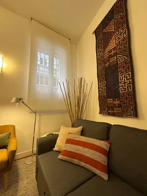 Zona de estar de Stylish & Cozy 1BR Steps from Royal Palace | By Airnest