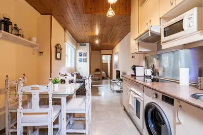 Una cocina o zona de cocina en Terraza, luminoso y bien situado