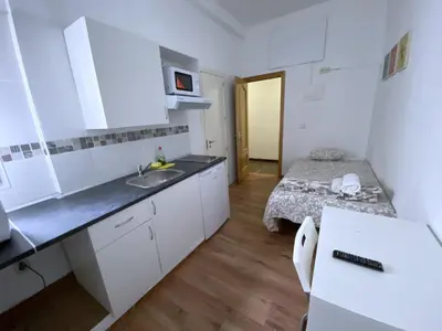 Una cocina o zona de cocina en Apartamentos TravelStay Fuencarral