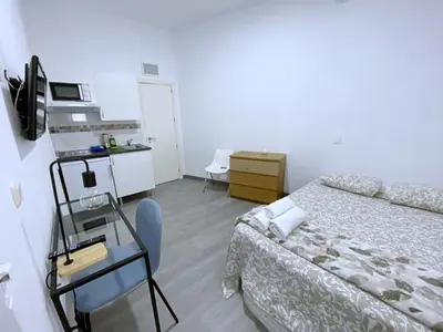 Cama o camas de una habitación en Apartamentos TravelStay Fuencarral