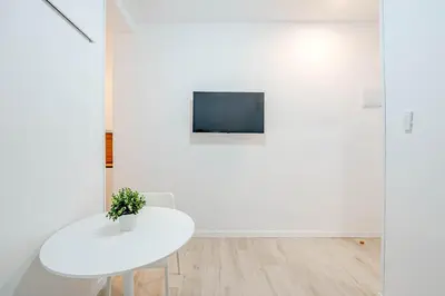 Una televisión o centro de entretenimiento en La Latina Gem Seasonal
