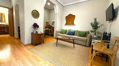 Una televisión o centro de entretenimiento en Charming apartment close to Royal Palace - Rolland