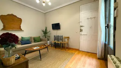 Una televisión o centro de entretenimiento en Charming apartment close to Royal Palace - Rolland