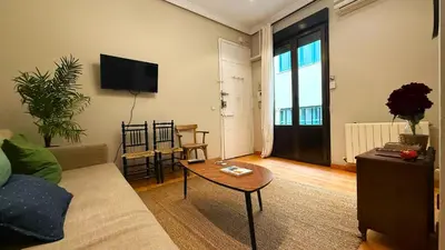 Una televisión o centro de entretenimiento en Charming apartment close to Royal Palace - Rolland