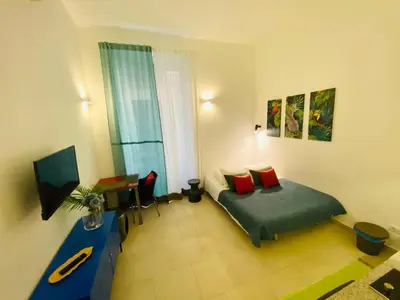 Una televisión o centro de entretenimiento en Apartamentos Puzzle Madrid Sol