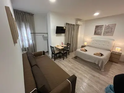Una televisión o centro de entretenimiento en Habitaciones en Embajadores