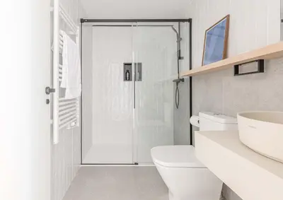 Un baño de Espectacular piso cerca al parque del Retiro