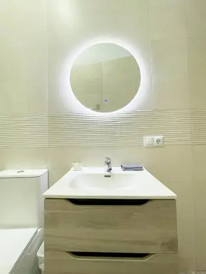 Un baño de Cerca del centro y luminoso