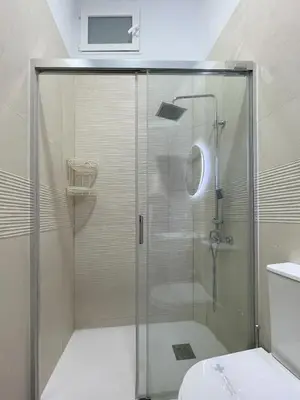 Un baño de Cerca del centro y luminoso