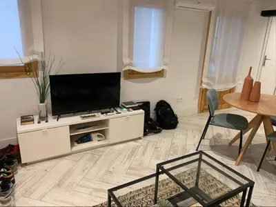Una televisión o centro de entretenimiento en Modern & cozy 1 bedroom apartment in Malasaña