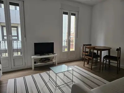Una televisión o centro de entretenimiento en Cozy Apartment Madrid