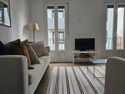 Una televisión o centro de entretenimiento en Cozy Apartment Madrid