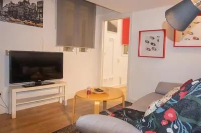 Una televisión o centro de entretenimiento en Modern, temporary, and practical apartment in Chamberí VAR120