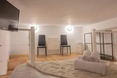 Una televisión o centro de entretenimiento en Modern, temporary, and practical apartment in Chamberí VAR120