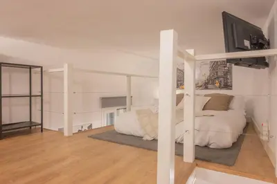 Cama o camas de una habitación en Modern, temporary, and practical apartment in Chamberí VAR120