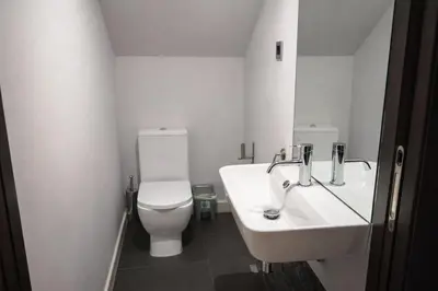 Un baño de Habitaciones con estilo y comodidad en el centro de Madrid
