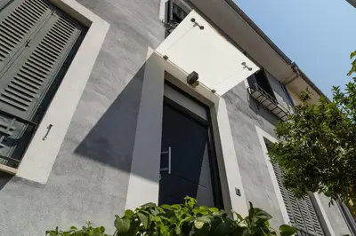 Edificio en el que se encuentra el hostal o pensión