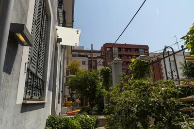 Edificio en el que se encuentra el hostal o pensión