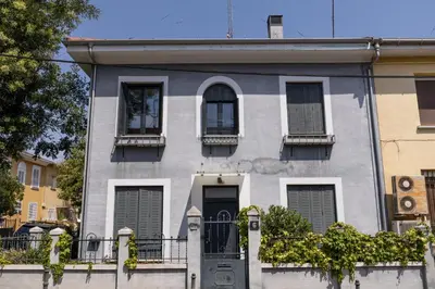 Edificio en el que se encuentra el hostal o pensión