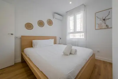 Cama o camas de una habitación en Elegancia con parking para 4, vive La Latina