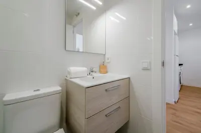 Un baño de Elegancia con parking para 4, vive La Latina