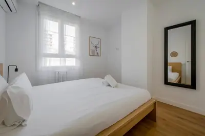 Cama o camas de una habitación en Elegancia con parking para 4, vive La Latina