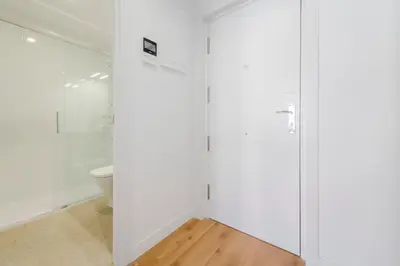 Un baño de Elegancia con parking para 4, vive La Latina