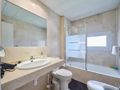 Un baño de My City Home - Apartamento con terraza y piscina comunitaria en Legazpi