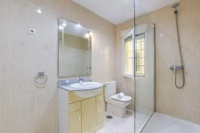 Un baño de AH- Diseño y alma madrileña cerca a Plaza Mayor