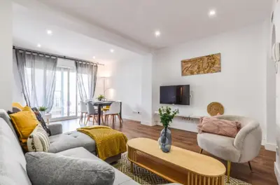 Una televisión o centro de entretenimiento en AH -Tu piso ideal en Retiro - Moderno y con estilo